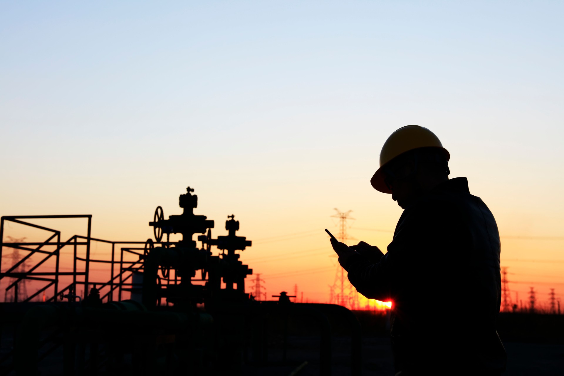 oil field, the oil workers are working
